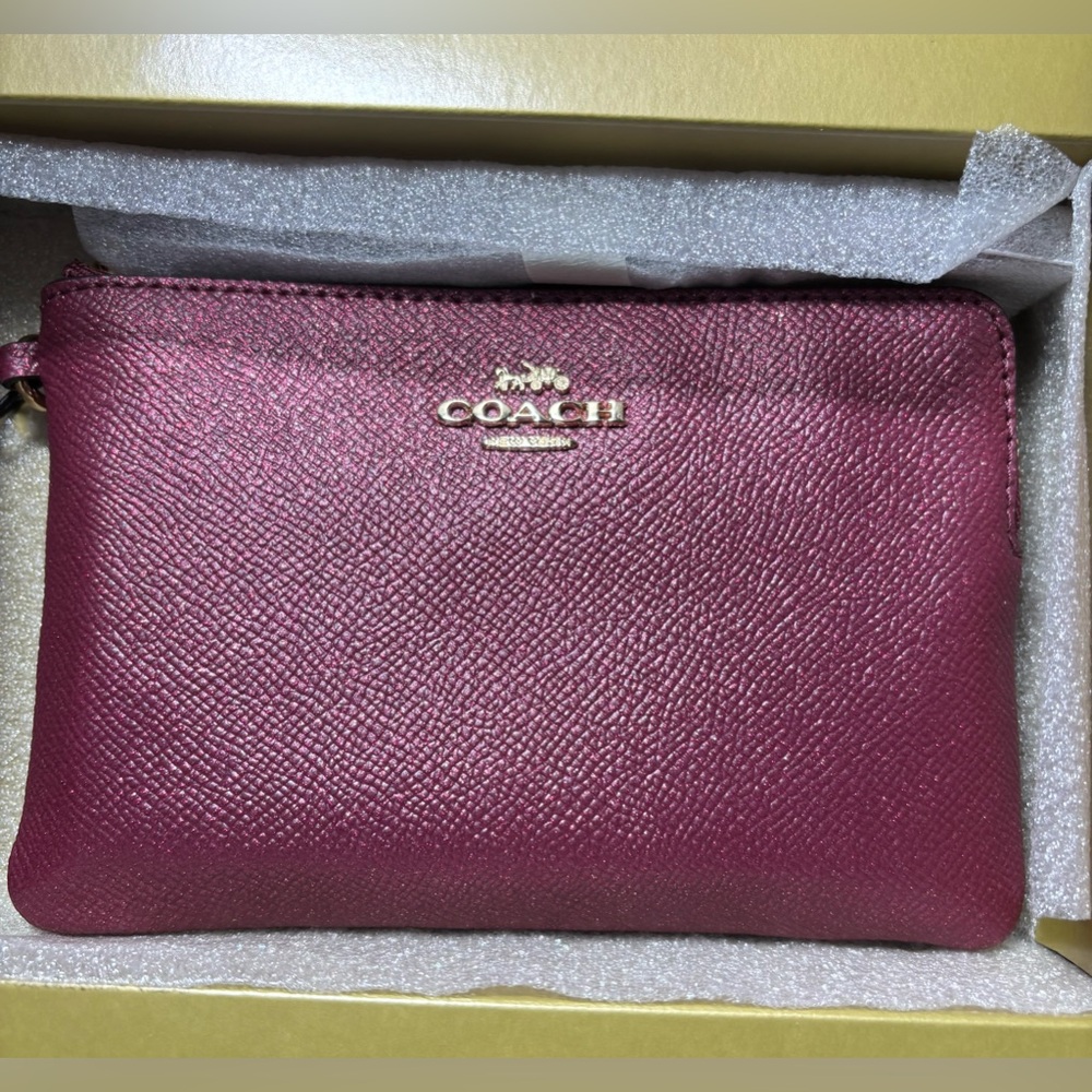 🎉SALE🎉 Coach Gift Set with Black Cherry Wristlet and 2 Charms
